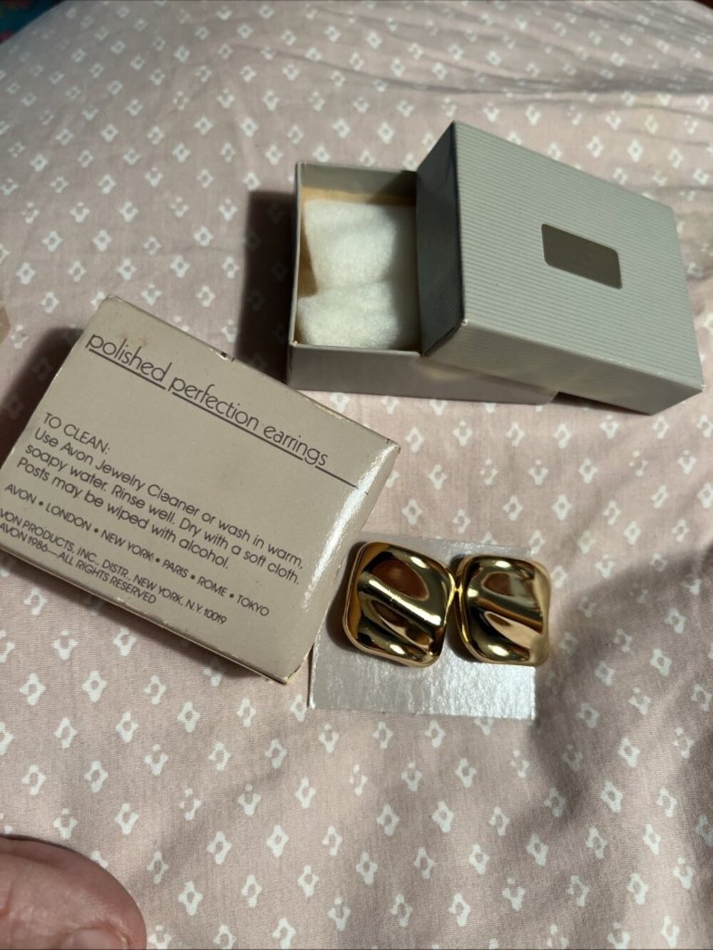 1986 Avon NEW OLD STOCK Wavy Square Gold Tone Pierced Earrings 1” X 1” Excellent